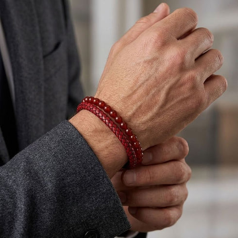 Uniqal PASSION RED AGATE Lederarmband am Handgelenk – rotes Flechtarmband mit glänzenden Achat-Perlen als stilvolle Ergänzung zum Anzug