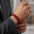 Uniqal PASSION RED AGATE Lederarmband am Handgelenk – rotes Flechtarmband mit glänzenden Achat-Perlen als stilvolle Ergänzung zum Anzug