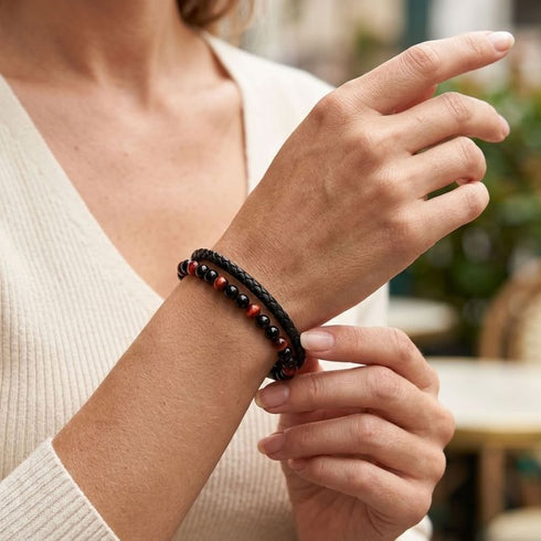 Uniqal PASSION RED TIGER EYE Armband am Handgelenk – schwarz-rotes Schmuckarmband mit Tigerauge-Perlen und geflochtenem Leder für einen modernen Casual-Look