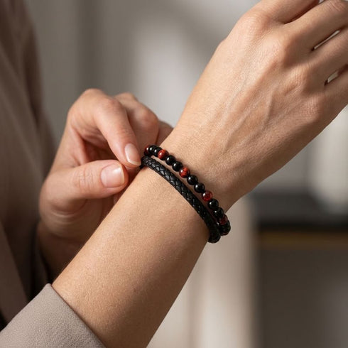 Uniqal PASSION RED TIGER EYE Armband – stilvolles Damenaccessoire mit roten Tigerauge-Perlen, schwarzen Kugeln und schwarzem Flechtleder