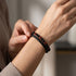 Uniqal PASSION RED TIGER EYE Armband – stilvolles Damenaccessoire mit roten Tigerauge-Perlen, schwarzen Kugeln und schwarzem Flechtleder