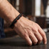 Uniqal PASSION RED TIGER EYE Armband mit Gravur – personalisierbares Herrenarmband mit roten Tigerauge-Perlen und schwarzem Flechtleder