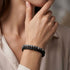 Uniqal PASSION SPECTROLITE Armband für Damen – elegante Kombination aus grauen Spectrolite-Perlen und schwarzem Flechtleder für Business Casual und Alltag