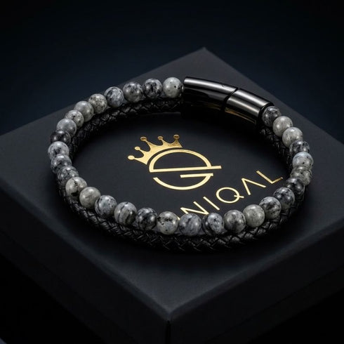 Uniqal PASSION SPECTROLITE Armband mit Gravur – persönliches Geschenk für Männer mit grauen Spectrolite-Perlen und stilvollem schwarzem Lederdesign