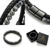 Uniqal PASSION SPECTROLITE Armband mit Gravur – personalisierbares Herrenarmband mit grauen Spectrolite-Perlen, schwarzem Flechtleder und modernem Verschluss