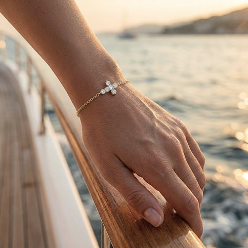 UNIQAL CRISTELLA Premium Armschmuck mit floraler Kreuzform und exklusiver Goldausstrahlung