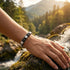 Lifestyle-Aufnahme des UNIQAL Edelsteinarmbands in natürlicher Umgebung mit Fokus auf Design und Tragekomfort