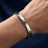 Uniqal PRIMO Herrenarmband am Handgelenk getragen mit stilvoller Kombination aus Edelstahl und schwarzer Keramik