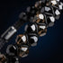 Detail eines Edelsteinarmbands mit facettiertem Rauchquarz und schwarzem Turmalin, modernes Natursteindesign mit maskuliner Eleganz