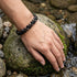 Facettiertes Edelsteinarmband mit Rauchquarz und schwarzem Turmalin getragen im Outdoor Look, stilvoller Natursteinschmuck