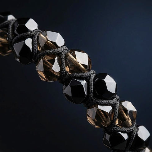 Facettiertes Edelsteinarmband aus Rauchquarz und schwarzem Turmalin in Nahaufnahme, natürliche Steine mit elegantem Lichtspiel