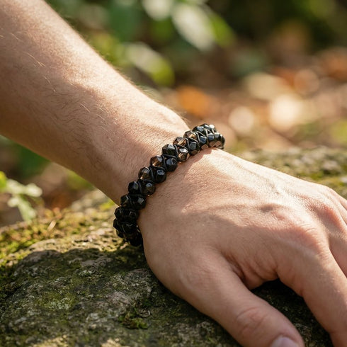 Uniqal Edelsteinarmband Rauchquarz & schwarzer Turmalin in natürlicher Umgebung – Balance und Gelassenheit