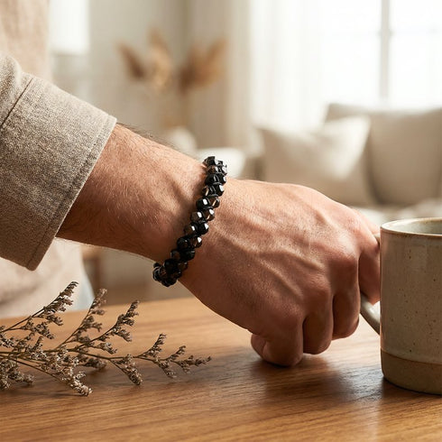 Uniqal Edelsteinarmband aus Rauchquarz und schwarzem Turmalin am Handgelenk – ruhige Präsenz, dezenter Stil im Alltag