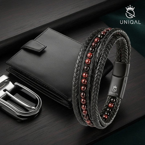 Modernes Uniqal Accessoire mit rotem Tigerauge, präsentiert auf schwarzem Hintergrund – Symbol für Dynamik und Selbstbewusstsein.