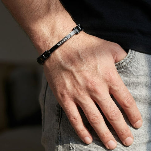UNIQAL REGIO schwarzes Armband am Handgelenk – minimalistischer Herrenschmuck mit edlem Black Look
