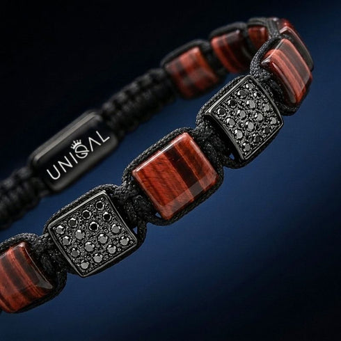 Nahaufnahme des UNIQAL Armbands aus rotem Tigerauge mit schwarzen Zirkonia und geometrischen Steinplatten