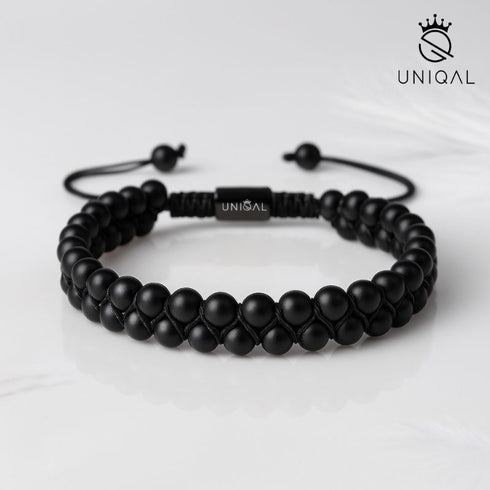Onyx Armband in Schwarz von Uniqal, zweireihig geknüpft, minimalistisch auf weißem Hintergrund