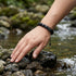 Edelsteinarmband aus schwarzem Achat am Handgelenk im Natur Setting getragen mit tiefem mattem Finish und Gravur Möglichkeit