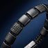 Makroaufnahme eines Armbands aus schwarzem Achat mit geometrischen Steinsegmenten und gravierbarem Metallelement