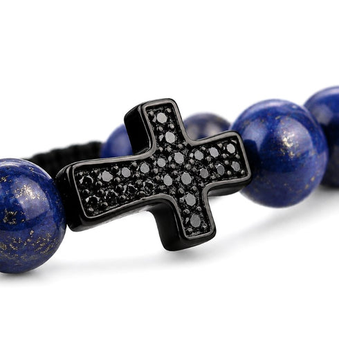 Premium Kreuzelement aus Edelstahl mit schwarzen Zirkonia als Mittelpunkt eines Lapislazuli Schmuckarmbands