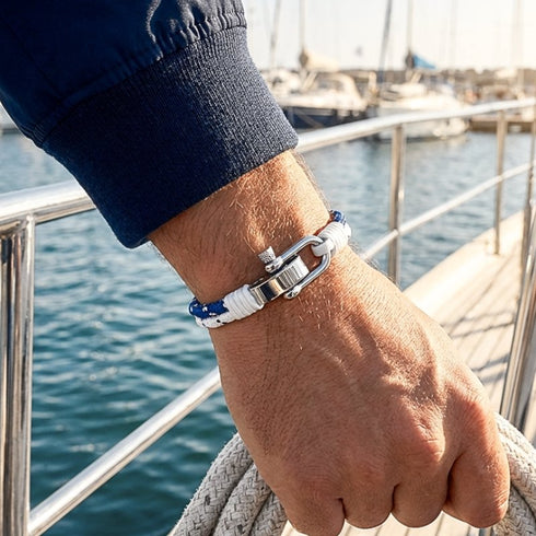 Hochwertige Verarbeitung mit personalisierbarer Edelstahl-Schließe, inspiriert von Segeln, Wind und Bewegung auf See