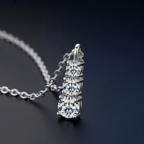 UNIQAL SERENA Moissanit Schmuck im Rund-Brillantschliff als hochwertige Diamant-Alternative mit starkem Feuer, klarer Lichtbrechung und Juwelierfassung.