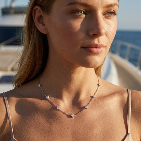 Eleganter Damen Look mit Uniqal SHINE CELESTA Moissanit Collier im feinen Diamant Stil