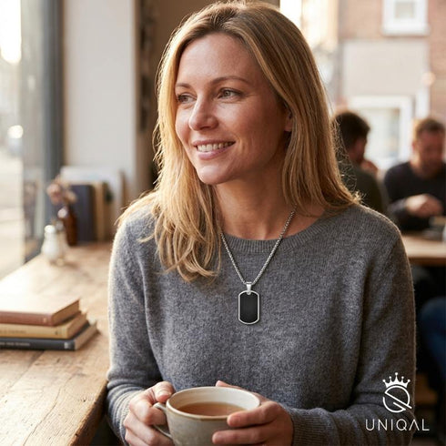 UNIQAL SILVER BLACK personalisierte Dog Tag Kette für Damen aus Edelstahl mit Gravur als stilvolles Erinnerungsgeschenk und moderner Halsschmuck