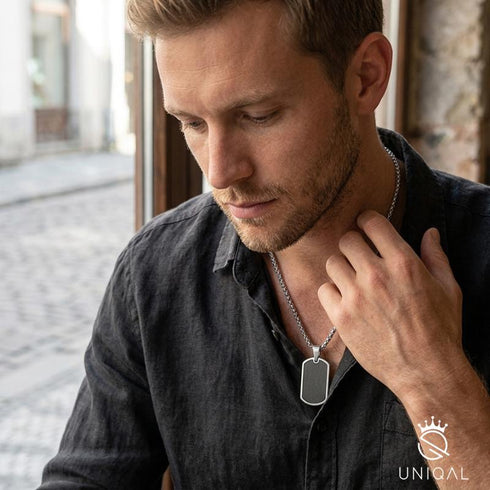 UNIQAL SILVER BLACK Herrenkette mit gravierbarem Anhänger, individueller Personalisierung und zeitlosem Edelstahl Design für Alltag und Business