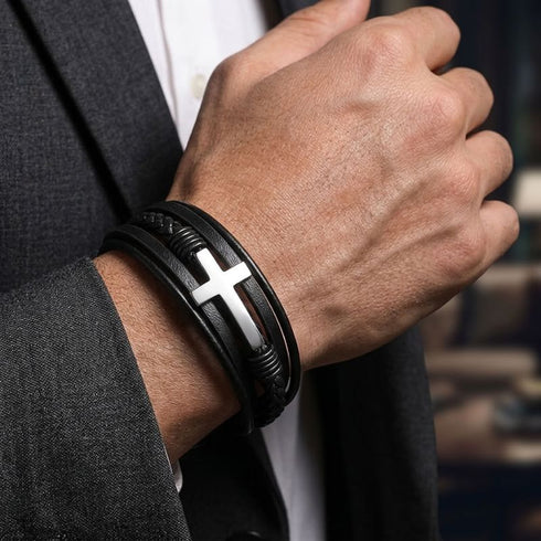 Uniqal SILVER HEAVEN Herrenarmband am Handgelenk – schwarzes Lederarmband mit silberfarbenem Kreuz für Business, Büro und einen eleganten Auftritt.