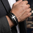Uniqal SILVER HEAVEN Herrenarmband am Handgelenk – schwarzes Lederarmband mit silberfarbenem Kreuz für Business, Büro und einen eleganten Auftritt.
