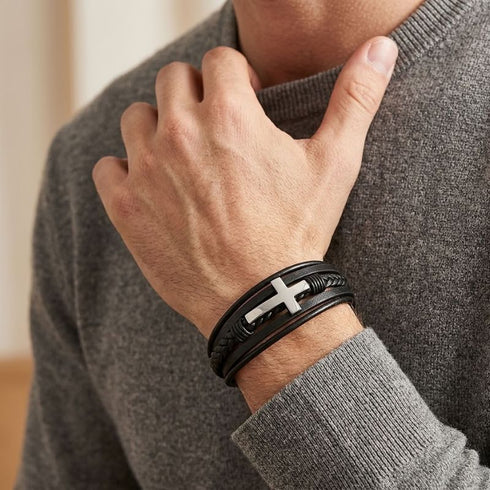 Uniqal SILVER HEAVEN Herrenarmband am Handgelenk – schwarzes Lederarmband mit silberfarbenem Kreuz für einen stilvollen Casual-Look