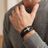 Uniqal SILVER HEAVEN Herrenarmband am Handgelenk – schwarzes Lederarmband mit silberfarbenem Kreuz für einen stilvollen Casual-Look