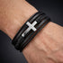 Uniqal SILVER HEAVEN Herrenarmband am Handgelenk – schwarzes mehrreihiges Lederarmband mit silberfarbenem Kreuz und markantem Design