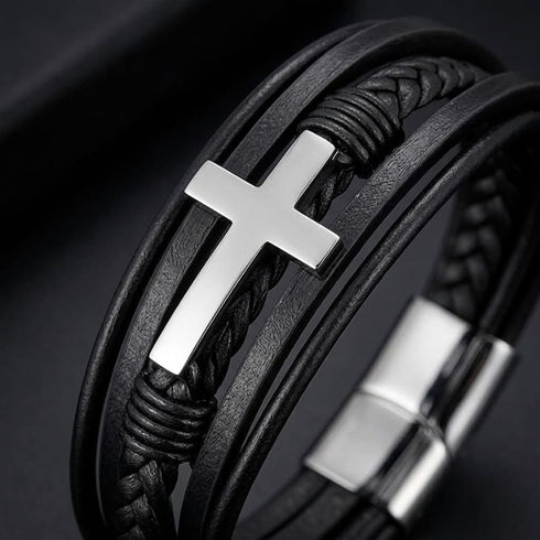 Uniqal SILVER HEAVEN Herrenarmband mit personalisierter Gravur – individuelles schwarzes Lederarmband mit silbernem Kreuz für Männer