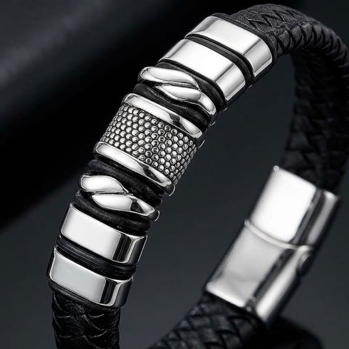 Uniqal SILVER MAMBA Herrenarmband in Detailansicht – schwarzes Flechtarmband mit glänzenden silberfarbenen Metallelementen und markantem Verschluss.