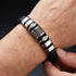 Uniqal SILVER MAMBA Armband für Männer – luxuriöses schwarz-silbernes Herrenaccessoire mit strukturierten Metallelementen und moderner Optik.