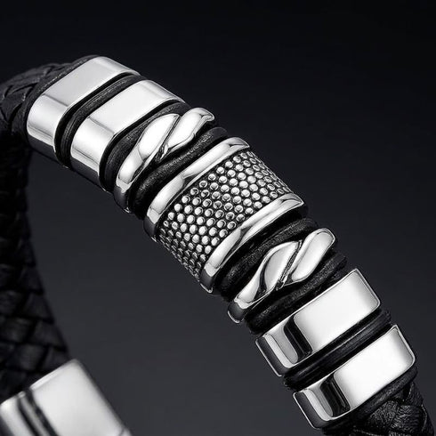 Uniqal SILVER MAMBA Armband mit Gravur – edles Herrenarmband mit schwarzem Flechtdesign und auffälligen silberfarbenen Metallakzenten.
