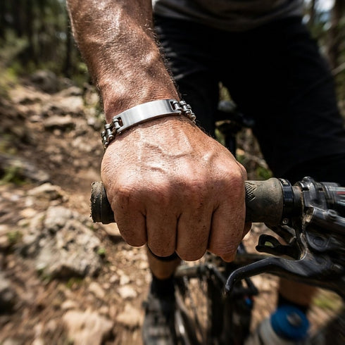 SILVER RIDER Edelstahlarmband getragen beim Mountainbike Abenteuer mit sportlichem Outdoor Charakter und glänzender Metalloptik