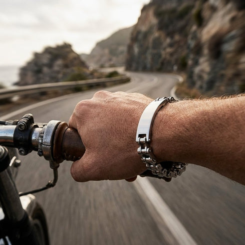 SILVER RIDER Gliederarmband aus Edelstahl in dynamischer Outdoor Szene mit natürlicher Landschaft und reflektierender Oberfläche