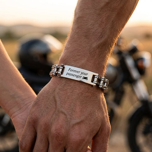 SILVER RIDER silbernes Armband am Handgelenk während einer Fahrt entlang einer Küstenstraße mit urbanem Lifestyle mit Gravur