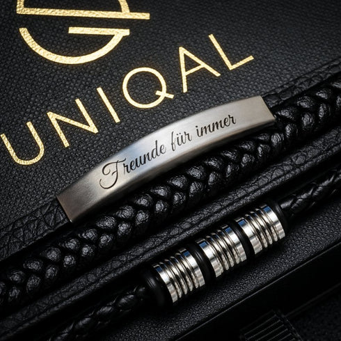 Uniqal SILVER SHAPE Armband Detail der Edelstahlplatte mit präziser Gravur, Ausdruck von Individualität und Einzigartigkeit