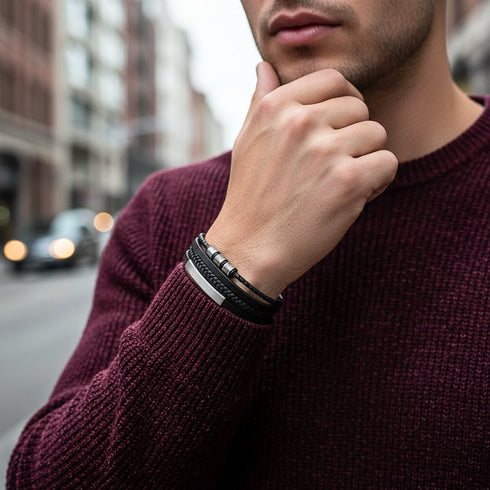 Uniqal SILVER SHAPE personalisiertes Lederarmband am Handgelenk getragen, Gravur als persönliches Zeichen mit Bedeutung