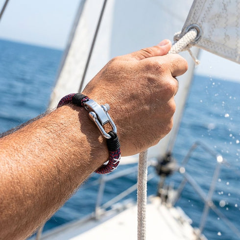 Maritimes Schmuckstueck beim Segeln, robust verarbeitet mit Gravuroption