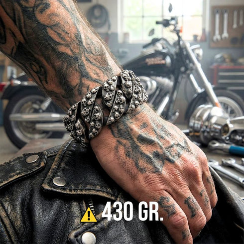 SKULL MONSTER getragen im Biker Stil mit Lederjacke und dominanter Heavy Metal Ausstrahlung am Handgelenk