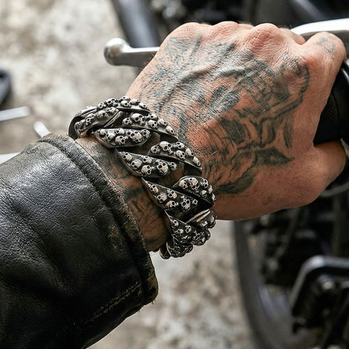 SKULL MONSTER breites Stahlarmband kombiniert mit Boots und urbanem Männer Outfit im Industrial Kontext