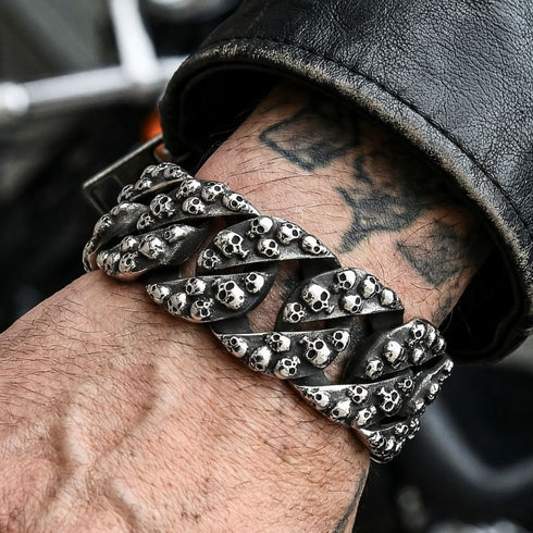 SKULL MONSTER am tätowierten Arm mit 430 Gramm Stahl Gewicht und kompromissloser Rocker Ästhetik