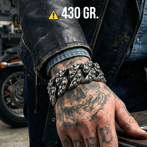 SKULL MONSTER Detailaufnahme der Totenkopf Glieder mit markanter Gravur und robuster Metalloberfläche