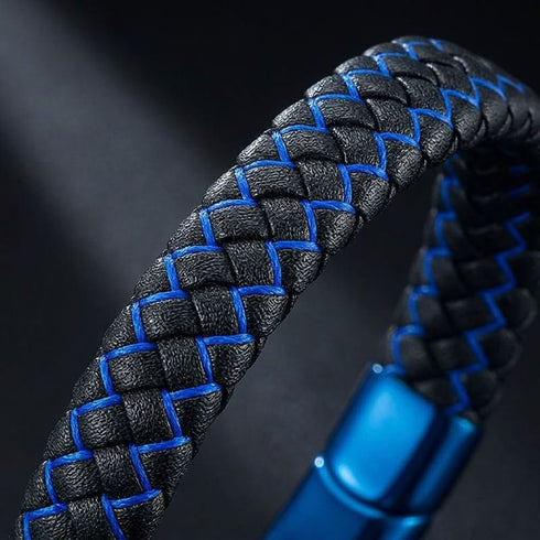 Uniqal SKY Armband mit Gravur – schwarzes geflochtenes Herrenarmband mit blauen Akzenten und markantem blauem Verschluss.