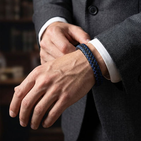 Uniqal SKY Armband am Handgelenk – elegantes schwarz-blaues Herrenarmband für Business, Büro und einen stilvollen Auftritt.